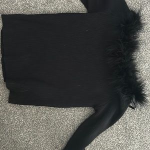 Feathered off the shoulder long sleeve 🖤